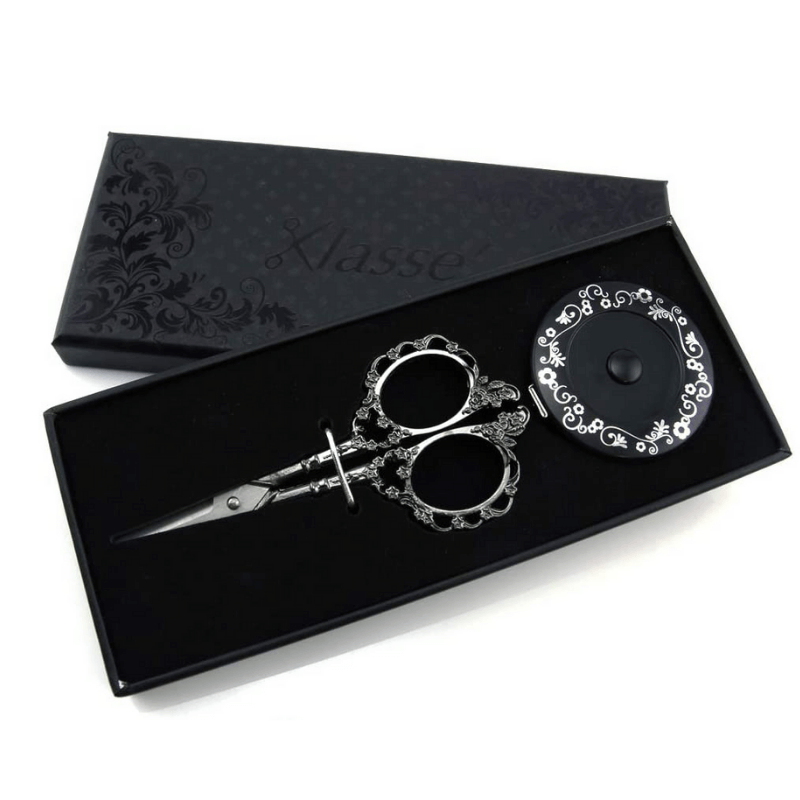 Precision cutting using a sharp and delicate point. Blades are made of high-quality stainless steel for robustness and long-term use. On a piano black case, there is a silver foil flower motif. 